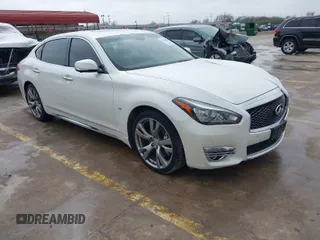 2016 Infiniti Q70 z VIN JN1BY1PP8GM630378, wystawiony jako IAAI lot #41553692 z przebiegiem 69 330 mil mil oraz . Historia ofert i sprzedaży dostępna na DreamBid. Obrazek 1.