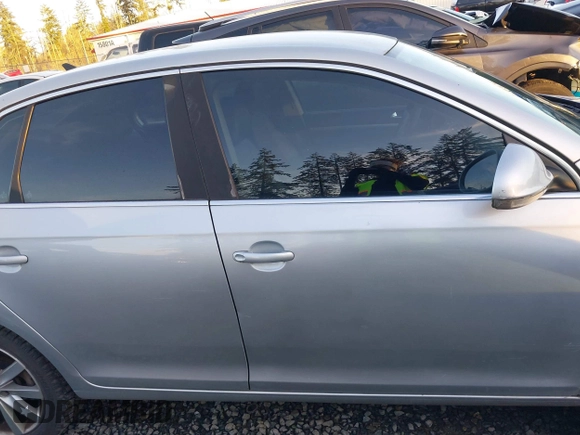 2007 Volkswagen Jetta 2.5 z VIN 3VWRG71K37M029136, wystawiony jako IAAI lot #41291108 z przebiegiem 219 980 mil mil oraz . Historia ofert i sprzedaży dostępna na DreamBid. Obrazek 13.