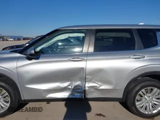 2024 Mitsubishi Outlander ES z VIN JA4J3UA81RZ020073, wystawiony jako IAAI lot #41388911 z przebiegiem 25 436 mil mil oraz . Historia ofert i sprzedaży dostępna na DreamBid. Obrazek 14.