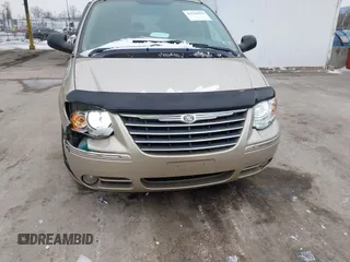 2005 Chrysler Town & Country Touring z VIN 2C8GP54L85R192954, wystawiony jako IAAI lot #41530918 z przebiegiem 242 193 mil mil oraz . Historia ofert i sprzedaży dostępna na DreamBid. Obrazek 6.