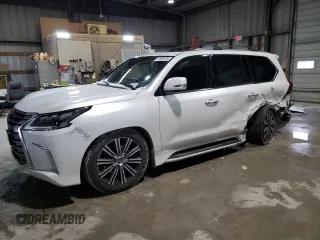 2018 Lexus LX 570 z VIN JTJHY7AX8J4262937, wystawiony jako Copart lot #49702925 z przebiegiem 104 837 mil mil oraz Szkody całkowita. Historia ofert i sprzedaży dostępna na DreamBid. Obrazek 1.