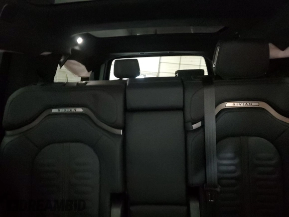 2023 Rivian R1S Adventure z VIN 7PDSGABA2PN013659, wystawiony jako Copart lot #53475945 z przebiegiem 13 928 mil mil oraz Szkody całkowita. Historia ofert i sprzedaży dostępna na DreamBid. Obrazek 10.