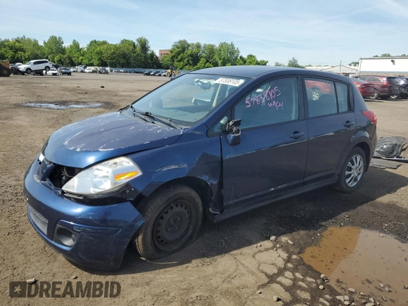 2008 Nissan Versa S z VIN 3N1BC13E58L353736, wystawiony jako Copart lot #57838105 z przebiegiem 131 105 mil mil oraz Szkoda całkowita • Salvage title. Historia ofert i sprzedaży dostępna na DreamBid. Obrazek 1.