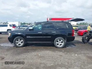 2009 Chevrolet Tahoe LTZ z VIN 1GNFK33059R297641, wystawiony jako IAAI lot #42099230 z przebiegiem 226 402 mil mil oraz . Historia ofert i sprzedaży dostępna na DreamBid. Obrazek 14.