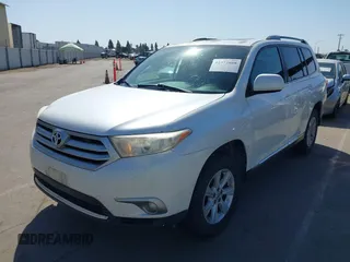 2013 Toyota Highlander z VIN 5TDZK3EH7DS127798, wystawiony jako IAAI lot #42372808 z przebiegiem 176 190 mil mil oraz . Historia ofert i sprzedaży dostępna na DreamBid. Obrazek 20.