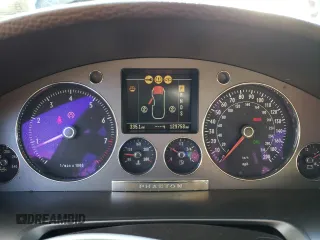 2004 Volkswagen Phaeton V8 z VIN WVWAF63D048011494, wystawiony jako Copart lot #43921145 z przebiegiem 129 758 mil mil oraz Tytuł czysty. Historia ofert i sprzedaży dostępna na DreamBid. Obrazek 9.