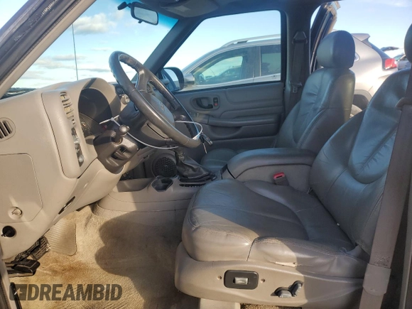 2000 GMC Jimmy SLE Convenience z VIN 1GKDT13W7Y2393191, wystawiony jako Copart lot #82301364 z przebiegiem 160 004 mil mil oraz Czysty tytuł • Clean title. Historia ofert i sprzedaży dostępna na DreamBid. Obrazek 7.