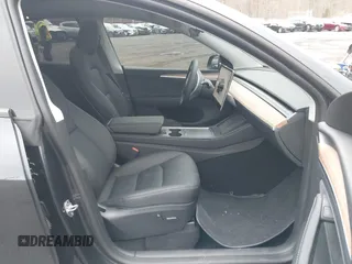 2024 Tesla Model Y Long Range z VIN 7SAYGDEE1RA323921, wystawiony jako IAAI lot #42027195 z przebiegiem 13 774 mil mil oraz . Historia ofert i sprzedaży dostępna na DreamBid. Obrazek 5.