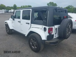 2017 Jeep Wrangler Unlimited 75th Anniversary z VIN 1C4HJWEG8HL502984, wystawiony jako IAAI lot #42354671 z przebiegiem 108 900 mil mil oraz . Historia ofert i sprzedaży dostępna na DreamBid. Obrazek 3.