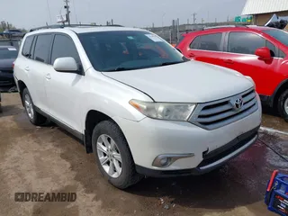 2013 Toyota Highlander z VIN 5TDZK3EH0DS121311, wystawiony jako IAAI lot #41939930 z przebiegiem 169 654 mil mil oraz . Historia ofert i sprzedaży dostępna na DreamBid. Obrazek 1.