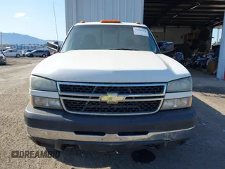 2007 Chevrolet Silverado 3500 SRW Wrk Trk with VIN 1GCHK34UX7E103046, listed as a IAAI auction lot 42090728 with 55,376 mi miles. Bid and sale history available at carsss.com. Image 12.