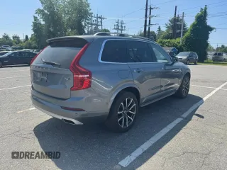 2016 Volvo XC90 T6 Momentum z VIN YV4A22PK3G1075472, wystawiony jako Copart lot #59800535 z przebiegiem 96 270 mil mil oraz Czysty tytuł • Clean title. Historia ofert i sprzedaży dostępna na DreamBid. Obrazek 4.