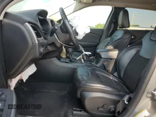 2019 Jeep Cherokee Latitude Plus с VIN 1C4PJLLB6KD381875, выставлен на аукционе Copart как лот 59106405 с пробегом 108 908 миль миль и Списание • Salvage title. История ставок и продаж доступна на DreamBid. Изображение 7.