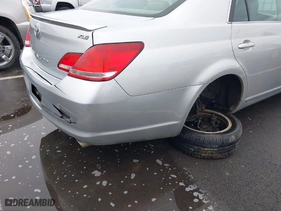 2005 Toyota Avalon XL with VIN 4T1BK36B85U027746, listed as a IAAI auction lot 41609354 with 183,844 mi miles. Bid and sale history available at carsss.com. Image 6.