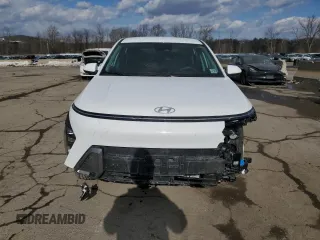 2025 Hyundai Kona SE with VIN KM8HACAB8SU221628, listed as a Copart auction lot 43034825 with 895 mi miles and Salvage Title. Bid and sale history available at carsss.com. Image 5.