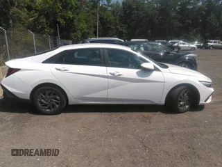 2024 Hyundai Elantra SEL z VIN KMHLM4DG8RU678626, wystawiony jako IAAI lot #42794258 z przebiegiem 53 871 mil mil oraz . Historia ofert i sprzedaży dostępna na DreamBid. Obrazek 13.