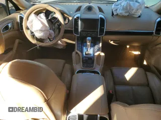 2016 Porsche Cayenne z VIN WP1AA2A27GLA08049, wystawiony jako Copart lot #87113884 z przebiegiem 125 603 mil mil oraz Szkoda całkowita • Salvage title. Historia ofert i sprzedaży dostępna na DreamBid. Obrazek 8.