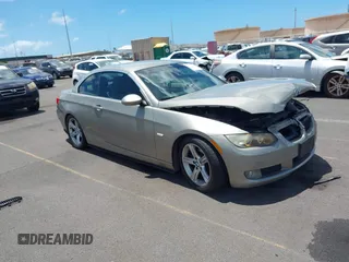 2009 BMW 3 Series 328i z VIN WBAWL13519PX23520, wystawiony jako IAAI lot #42675610 z przebiegiem 92 945 mil mil oraz . Historia ofert i sprzedaży dostępna na DreamBid. Obrazek 1.