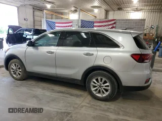 2019 Kia Sorento LX z VIN 5XYPG4A58KG580316, wystawiony jako Copart lot #58495505 z przebiegiem 111 711 mil mil oraz Czysty tytuł • Clean title. Historia ofert i sprzedaży dostępna na DreamBid. Obrazek 2.