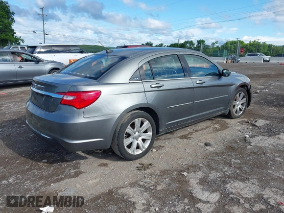 2012 Chrysler 200 Touring z VIN 1C3CCBBG3CN228547, wystawiony jako IAAI lot #42397903 z przebiegiem 158 982 mil mil oraz . Historia ofert i sprzedaży dostępna na DreamBid. Obrazek 4.