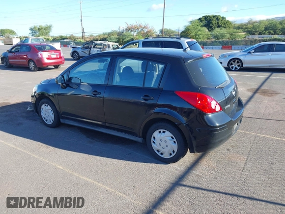 2009 Nissan Versa S z VIN 3N1BC13EX9L363180, wystawiony jako IAAI lot #42510405 z przebiegiem 113 287 mil mil oraz . Historia ofert i sprzedaży dostępna na DreamBid. Obrazek 3.