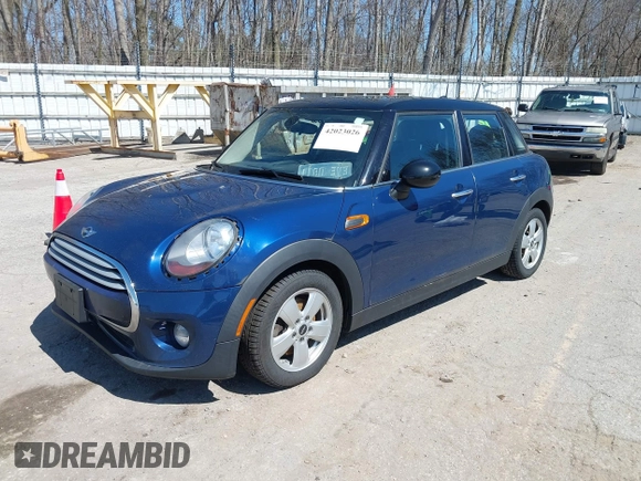 2015 MINI Hardtop 4 Door z VIN WMWXS5C58FT829805, wystawiony jako IAAI lot #42023026 z przebiegiem 141 330 mil mil oraz . Historia ofert i sprzedaży dostępna na DreamBid. Obrazek 2.
