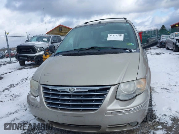 2006 Chrysler Town & Country LWB Touring with VIN 2A8GP54L86R887561, listed as a IAAI auction lot 41235389 with 124,554 mi miles. Bid and sale history available at carsss.com. Image 12.