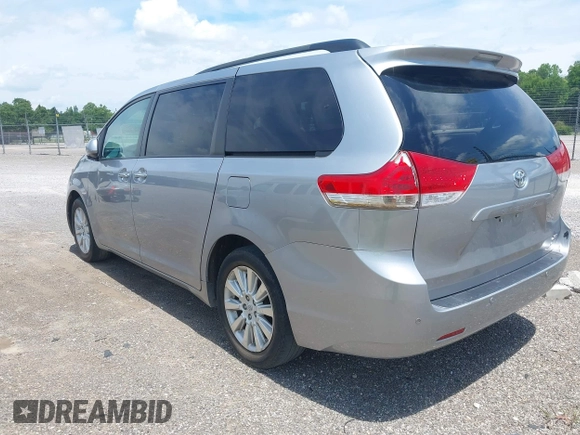 2012 Toyota Sienna XLE z VIN 5TDDK3DCXCS032053, wystawiony jako IAAI lot #42423082 z przebiegiem 338 112 mil mil oraz . Historia ofert i sprzedaży dostępna na DreamBid. Obrazek 3.