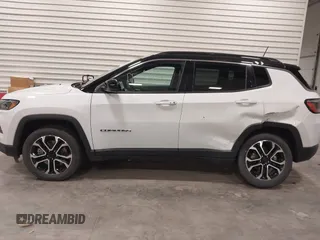 2023 Jeep Compass (RED) Edition z VIN 3C4NJDCN1PT569129, wystawiony jako IAAI lot #42407967 z przebiegiem 22 720 mil mil oraz . Historia ofert i sprzedaży dostępna na DreamBid. Obrazek 14.