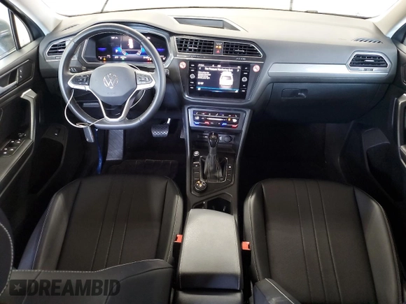 2024 Volkswagen Tiguan SE z VIN 3VV2B7AX0RM107682, wystawiony jako Copart lot #63655555 z przebiegiem 46 998 mil mil oraz Czysty tytuł • Clean title. Historia ofert i sprzedaży dostępna na DreamBid. Obrazek 8.