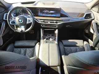 2025 BMW X6 xDrive40i z VIN 5UX33EX02S9W99295, wystawiony jako Copart lot #56997185 z przebiegiem 31 308 mil mil oraz Tytuł czysty. Historia ofert i sprzedaży dostępna na DreamBid. Obrazek 8.