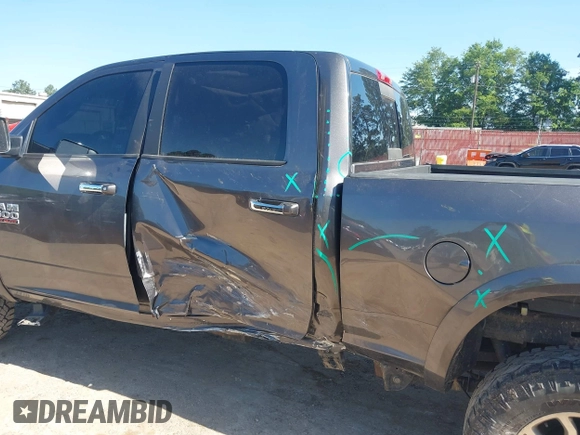 2015 Ram 2500 Laramie z VIN 3C6UR5FL6FG708769, wystawiony jako IAAI lot #42299173 z przebiegiem 101 660 mil mil oraz . Historia ofert i sprzedaży dostępna na DreamBid. Obrazek 6.