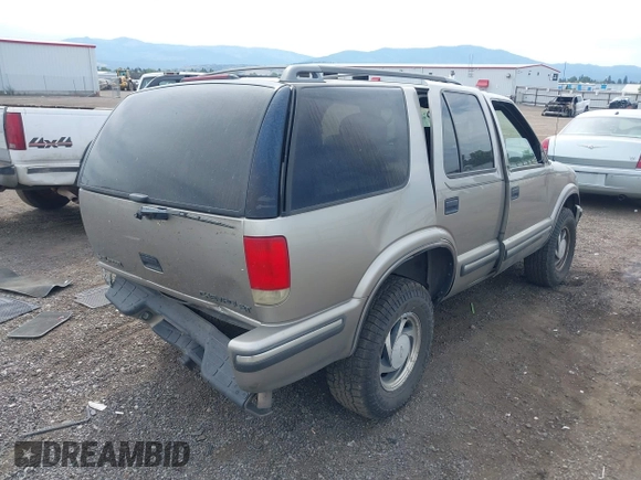 1998 Chevrolet Blazer LS с VIN 1GNDT13W2W2177149, выставлен на аукционе IAAI как лот 42422025 с пробегом 210 833 миль миль и . История ставок и продаж доступна на DreamBid. Изображение 4.
