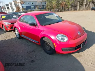 2012 Volkswagen Beetle Entry PZEV with VIN 3VWFP7AT8CM646053, listed as a IAAI auction lot 41700898 with 135,525 mi miles. Bid and sale history available at carsss.com. Image 1.