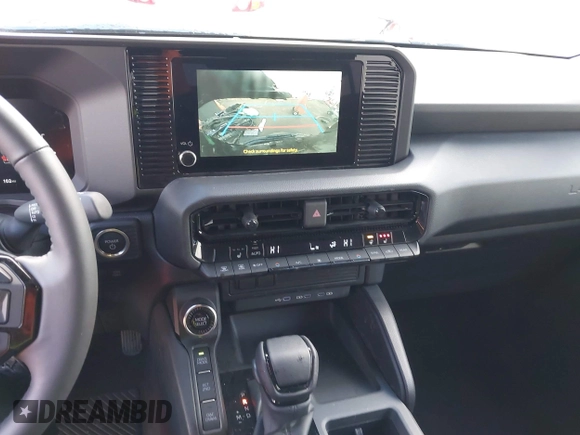 2024 Toyota Land Cruiser z VIN JTEABFAJ7RK015987, wystawiony jako IAAI lot #41168318 z przebiegiem 1662 mil mil oraz . Historia ofert i sprzedaży dostępna na DreamBid. Obrazek 18.