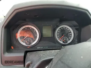 2013 Ram 1500 Tradesman z VIN 3C6JR6DG7DG577041, wystawiony jako Copart lot #70975954 z przebiegiem Nie podano mil oraz Szkoda całkowita • Salvage title. Historia ofert i sprzedaży dostępna na DreamBid. Obrazek 9.