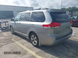 2014 Toyota Sienna LE AAS z VIN 5TDKK3DC8ES448581, wystawiony jako IAAI lot #39942249 z przebiegiem 158 131 mil mil oraz . Historia ofert i sprzedaży dostępna na DreamBid. Obrazek 3.