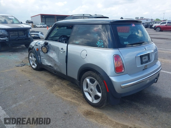 2003 MINI Hardtop z VIN WMWRC334X3TC43283, wystawiony jako IAAI lot #42112892 z przebiegiem 87 513 mil mil oraz . Historia ofert i sprzedaży dostępna na DreamBid. Obrazek 3.