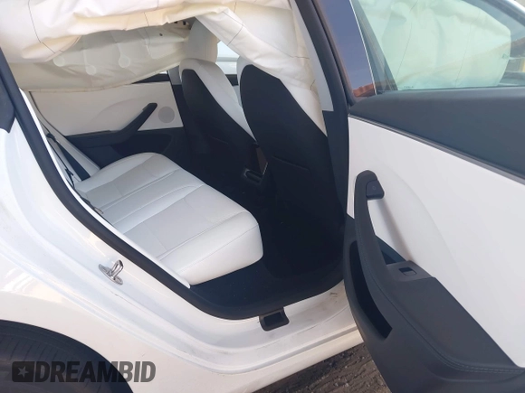 2025 Tesla Model 3 Long Range z VIN 5YJ3E1EB9SF885771, wystawiony jako IAAI lot #42158734 z przebiegiem 3480 mil mil oraz . Historia ofert i sprzedaży dostępna na DreamBid. Obrazek 8.