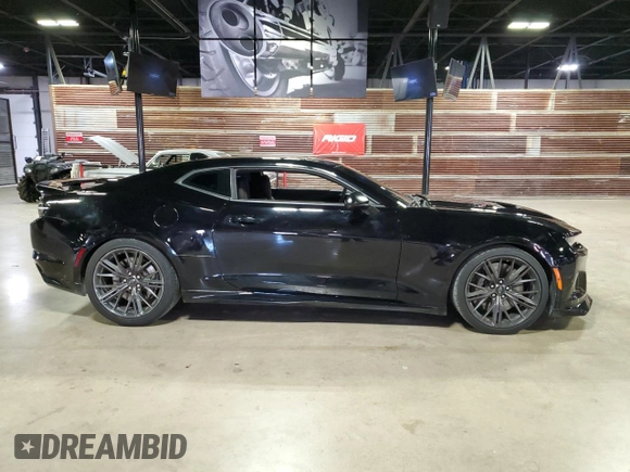 2023 Chevrolet Camaro ZL1 z VIN 1G1FJ1R62P0157102, wystawiony jako Copart lot #79703174 z przebiegiem 12 392 mil mil oraz Szkody całkowita. Historia ofert i sprzedaży dostępna na DreamBid. Obrazek 1.