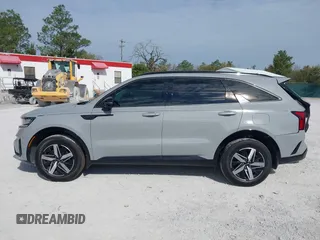 2023 Kia Sorento EX z VIN 5XYRH4LF9PG229689, wystawiony jako IAAI lot #41893442 z przebiegiem 17 906 mil mil oraz . Historia ofert i sprzedaży dostępna na DreamBid. Obrazek 15.