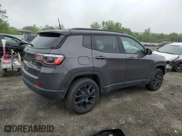 2024 Jeep Compass Latitude z VIN 3C4NJDBN8RT120485, wystawiony jako Copart lot #57960485 z przebiegiem 7 677 mil mil oraz Szkoda całkowita • Salvage title. Historia ofert i sprzedaży dostępna na DreamBid. Obrazek 3.