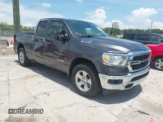 2020 Ram 1500 Big Horn z VIN 1C6RREBT2LN311820, wystawiony jako IAAI lot #42372941 z przebiegiem 26 049 mil mil oraz . Historia ofert i sprzedaży dostępna na DreamBid. Obrazek 1.