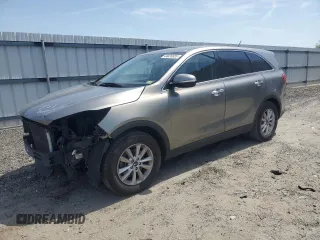 2019 Kia Sorento LX z VIN 5XYPG4A5XKG491556, wystawiony jako Copart lot #44026655 z przebiegiem 151 701 mil mil oraz Szkody całkowita. Historia ofert i sprzedaży dostępna na DreamBid. Obrazek 1.