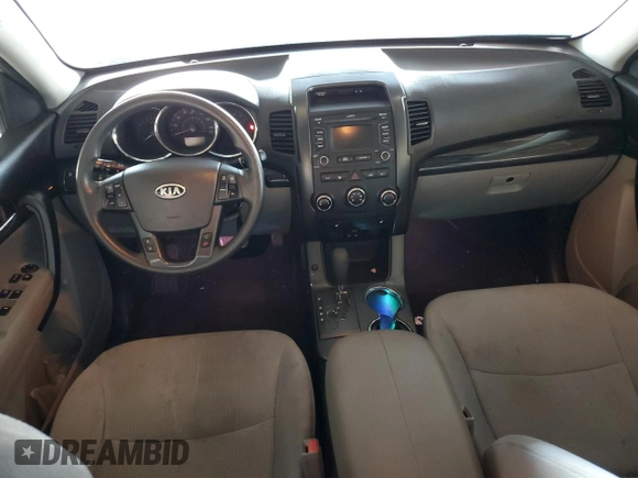 2013 Kia Sorento LX z VIN 5XYKT4A65DG333708, wystawiony jako Copart lot #59422375 z przebiegiem 118 326 mil mil oraz Czysty tytuł • Clean title. Historia ofert i sprzedaży dostępna na DreamBid. Obrazek 8.