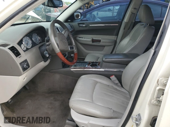 2009 Chrysler 300 C Hemi z VIN 2C3KA63TX9H619703, wystawiony jako Copart lot #60902075 z przebiegiem 140 003 mil mil oraz Szkoda całkowita • Salvage title. Historia ofert i sprzedaży dostępna na DreamBid. Obrazek 7.