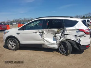 2018 Ford Escape SE z VIN 1FMCU9GD4JUB06181, wystawiony jako IAAI lot #42046708 z przebiegiem 160 987 mil mil oraz . Historia ofert i sprzedaży dostępna na DreamBid. Obrazek 15.