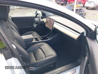 2020 Tesla Model 3 Long Range z VIN 5YJ3E1EB5LF619018, wystawiony jako IAAI lot #42131960 z przebiegiem 29 774 mil mil oraz . Historia ofert i sprzedaży dostępna na DreamBid. Obrazek 5.