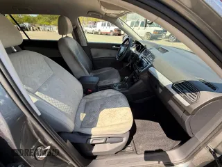 2018 Volkswagen Tiguan S z VIN 3VV0B7AX2JM014870, wystawiony jako Copart lot #57364305 z przebiegiem 118 522 mil mil oraz Czysty tytuł • Clean title. Historia ofert i sprzedaży dostępna na DreamBid. Obrazek 5.
