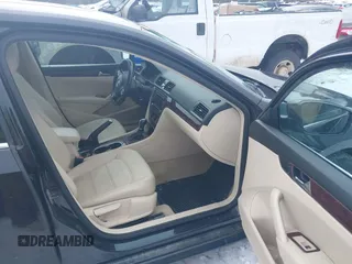 2013 Volkswagen Passat SE z VIN 1VWBP7A39DC047714, wystawiony jako IAAI lot #41577301 z przebiegiem 162 164 mil mil oraz . Historia ofert i sprzedaży dostępna na DreamBid. Obrazek 5.